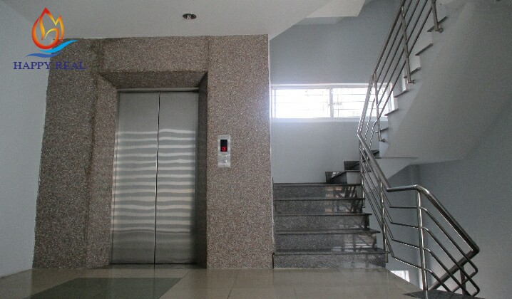 Thang máy và thang bộ của Compa Building
