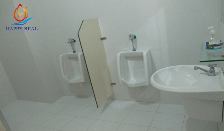 Toilet của NGE Building sạch sẽ