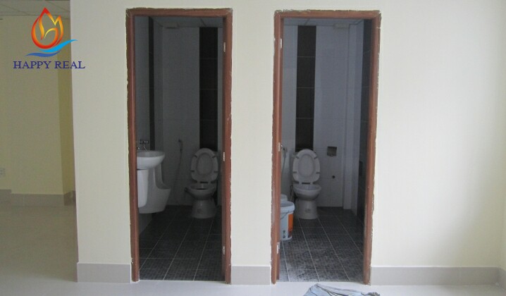 Toilet của Nơ Trang Long Building sạch sẽ