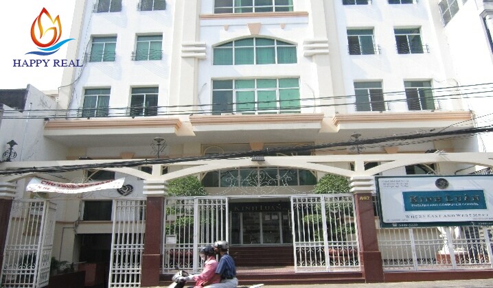 Phía trước tòa nhà Huỳnh Văn Bánh Building