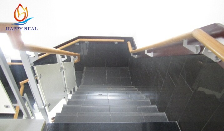Lối thang bộ bên trong tòa nhà Huỳnh Văn Bánh Building