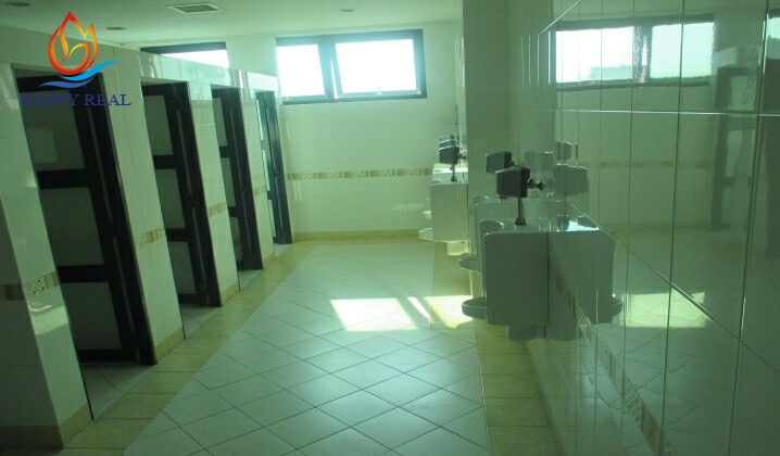 Hình chụp toilet trang thiết bị hiện đại bên trong tòa nhà Scetpa